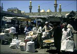 Baghdad street scene and mosque - BBC