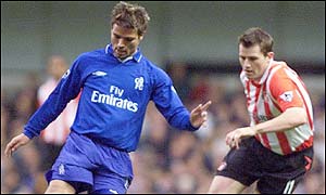 Chelsea's Enrique De Lucas takes on Sunderland's Kevin Kilbane 