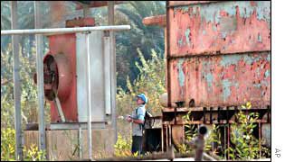 Weapons inspectors visit an Iraqi site