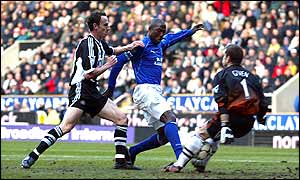 Kevin Campbell scores Everton's opener