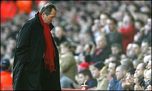 Gerard Houllier trudges off following Liverpool's defeat