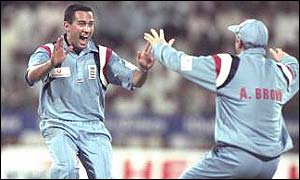 Adam Hollioake (left)