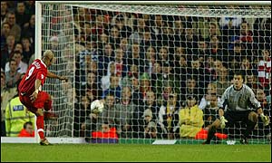 Liverpool beat Ipswich 5-4 on penalties and Diouf scores the winning goal