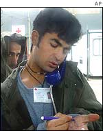 A Sangatte refugee calls relatives in England