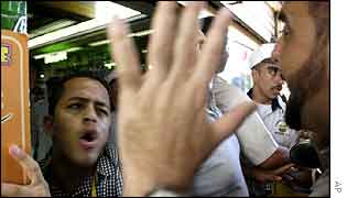 Protester pressurises Caracas coffee-seller to shut down