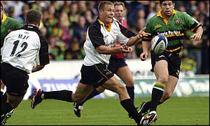 Jonny Wilkinson fires out a pass for Newcastle against Northampton 