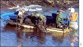 Team clears oil from Spanish coast