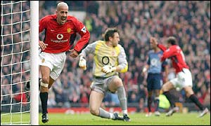 Manchester United's Juan Veron strokes the ball past Arsenal goalkeeper Rami Shaaban to score the opening goal