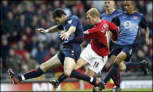 Paul Scholes scores Manchester United's second goal