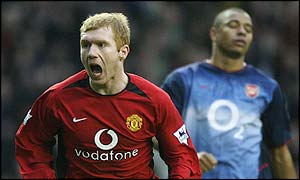 Paul Scholes celebrates scoring Manchester United's second goal
