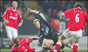 Mark Fish and Richard Rufus tackle Liverpool's John Arne Riise