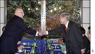 Richard Armitage (l) and Vice-Foreign Minister Yukio Takeuchi 