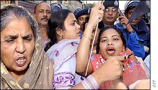 Supporters of the opposition Awami League in Dhaka held back by police, 9 December