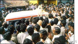 Villagers surround the body of former Minister Nagappa to his home village in Kamagere