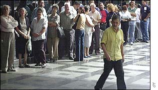 Queue outside a bank in Caracas