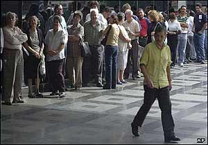 Venezuelans queue at bank