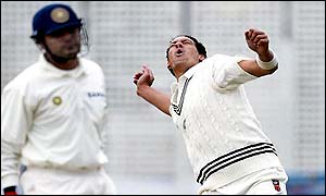 New Zealand bowler Daryl Tuffey celebrates the wicket of Virender Sehwag