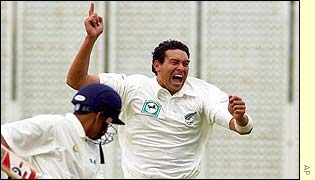 Daryl Tuffey celebrates the dismissal of Sanjay Bangar 