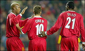 El-Hadji Diouf and Salif Diao congratulate Owen on scoring