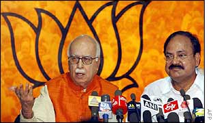 Deputy PM LK Advani (left) and BJP President Venkaiah Naidu at presser in Delhi