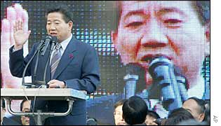 Roh Moo-hyun of the Millennium Democratic Party delivers a speech during a campaign rally