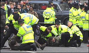 Police tackling the hunting demonstration