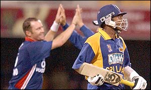 Mahela Jayawardene's stubborn innings of 71 gives Sri Lanka a little hope 