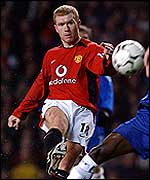 Manchester United midfielder Paul Scholes fires just wide