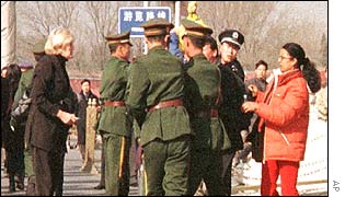 Chinese arresting Falun Gong supporters 