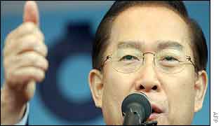 Lee Hoi-chang, candidate of the opposition Grand National Party (GNP)