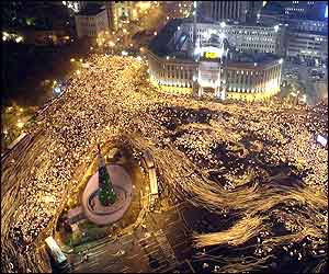 Anti-US protesters carry candles in Seoul, angry about the acquittal of two US soldiers involved in the accident (AFP photo)