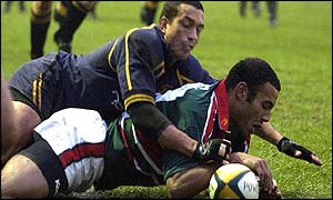 Leicester wing Leon Lloyd beats Werner Swanepoel of Worcester to the ball to score the first try