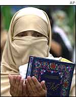 Jamat-e-Islami party supporter offers prayers for Taliban fighters 