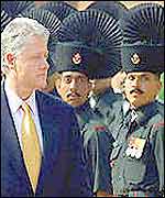 President Clinton (L) reviews honour guard in Delhi in 2000