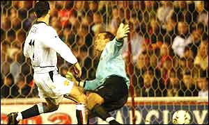 Ryan Giggs scores for Man Utd