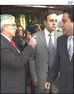 John Taylor, the US Treasury Department's undersecretary (l) points at Turkey's Finance Minister Ali Babacan (r)