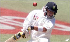 Herschelle Gibbs and Graeme Smith reach the 45 South Africa need to wrap up a ten-wicket victory 