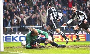 Gary Speed beats Kasey Keller in the Tottenham goal 
