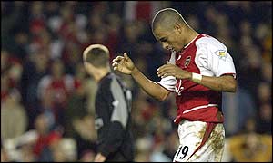 Arsenal's Gilberto misses an easy opportunity in the last minute