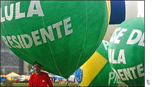 Organiser arranges balloons