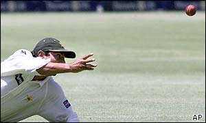 Shoaib Akhtar, Wasim Akram and Abdur Razzaq are all missed as Pakistan fail to take wickets