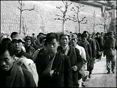 Long line of refugees on foot heading out of Seoul