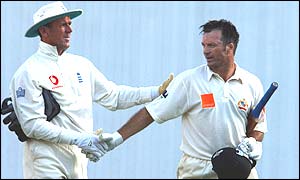 Alec Stewart shakes Steve Waugh's hand in the fifth Ashes Test in January 2003