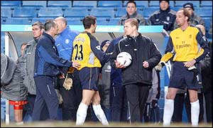 Cudicini walks off the pitch and ten-man Chelsea are forced to take off striker Eidur Gudjohnsen in order for Ed de Goey to keep goal
