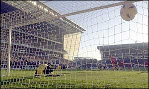 Danny Murphy scores a penalty to give Liverpool the lead