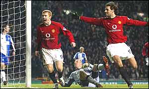Paul Scholes and Ruud van Nistelrooy celebrate Scholes' goal putting Manchester United ahead