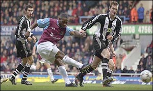 Defoe puts West Ham within 45 minutes of their first home Premiership win of the season