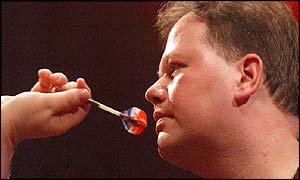 Raymond Barneveld takes aim 