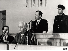 Greville Wynne (second from right) on trial in Moscow