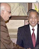 Naga leader Isak Chishi Swu (R) with Deputy Prime Minister Advani in Delhi